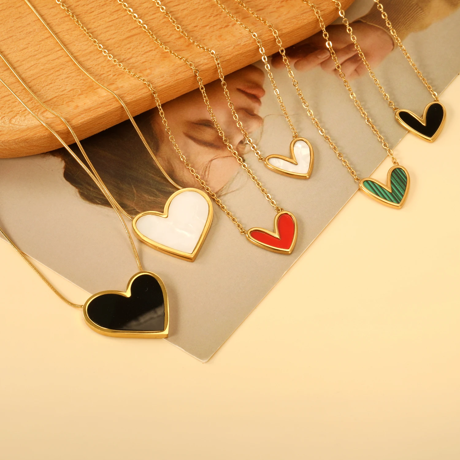 LUXUKISSKIDS Romantic Heart Pendant Necklace Black/White Shell Love Charms Women/Girls Exquisite Clavicle Choker Steel Jewelry