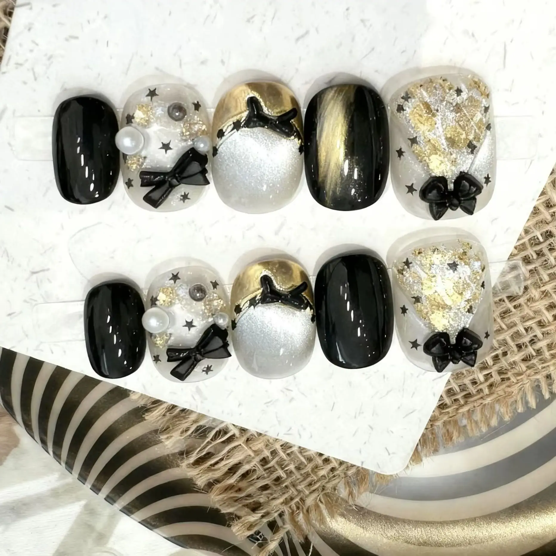 10 Stück kurze, runde, niedliche künstliche Nägel, schwarz, 3D-Schleife, glänzend, mit Nagelspitzen, Goldfolie, Glitzer, Katzenauge-Designs, Maniküre für Weihnachten