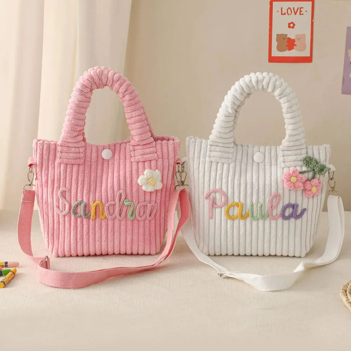 Personalisierte, handbestickte Umhängetasche mit Namen – Bonbonfarbene Cord-Bucket-Bag für den Alltag – Detail 5