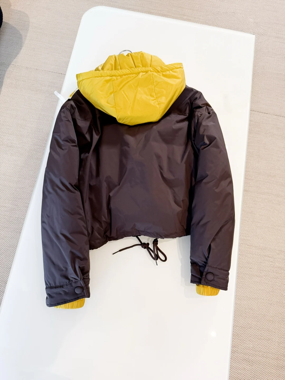 Piumino corto color block con cappuccio giallo, cappotto oversize in cotone, streetwear da donna, moda 2025