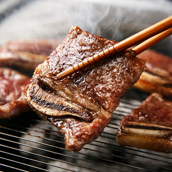 Carne de Sumba sazonada LA costillas LA sazonadas El A sazonador la costillas de vaca empaquetadas pequeñas costillas de ternera LA spice Ribbi embalaje pequeño para 1 persona dulce salado Bulgogi un plato lateral de arroz 700 comida g