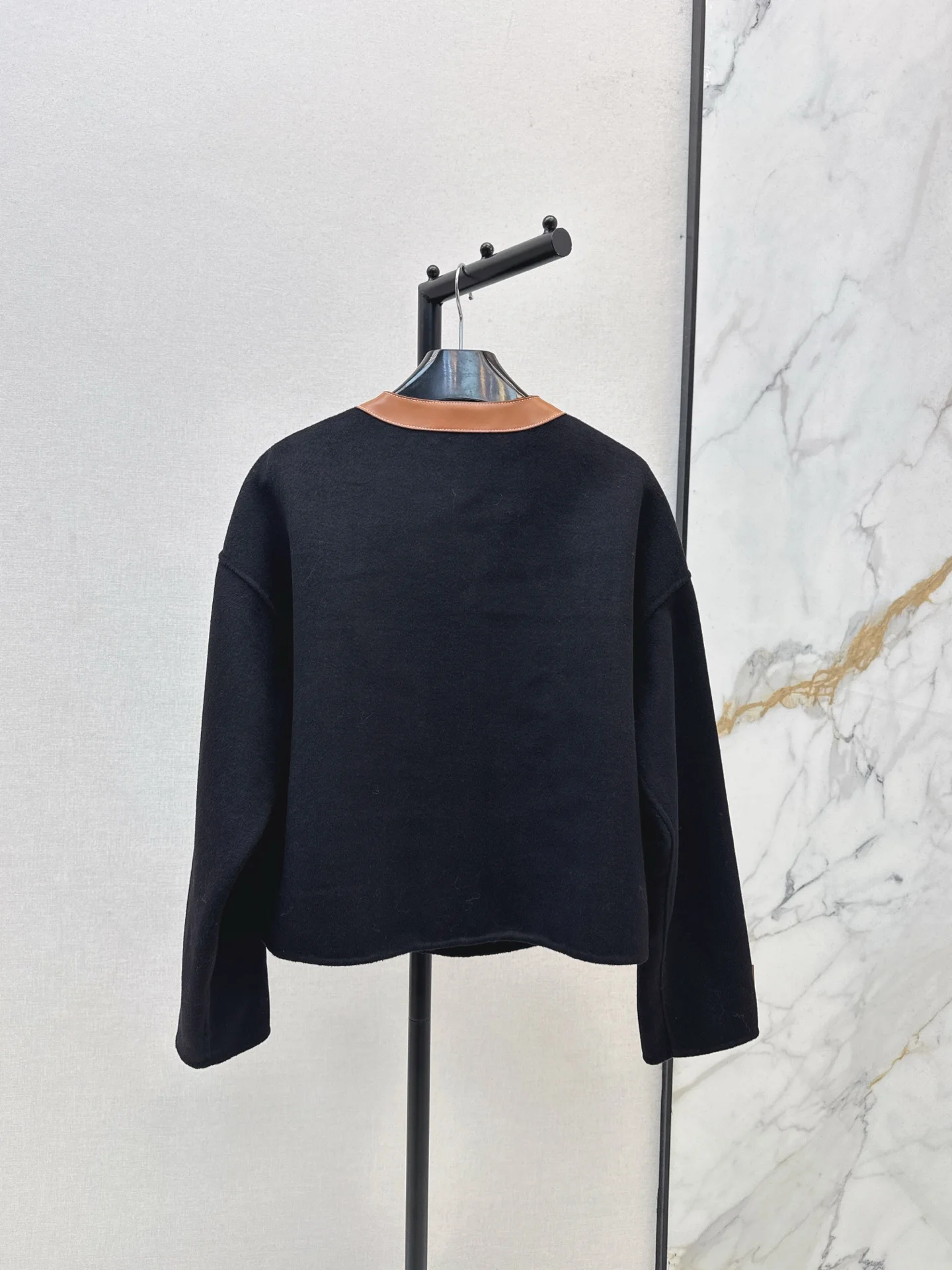 

25Ss Autumn Winter Women's Small Round Neck Double Pockets Shoulder Down Loose Gold Buckle Cashmere Jacket SU130