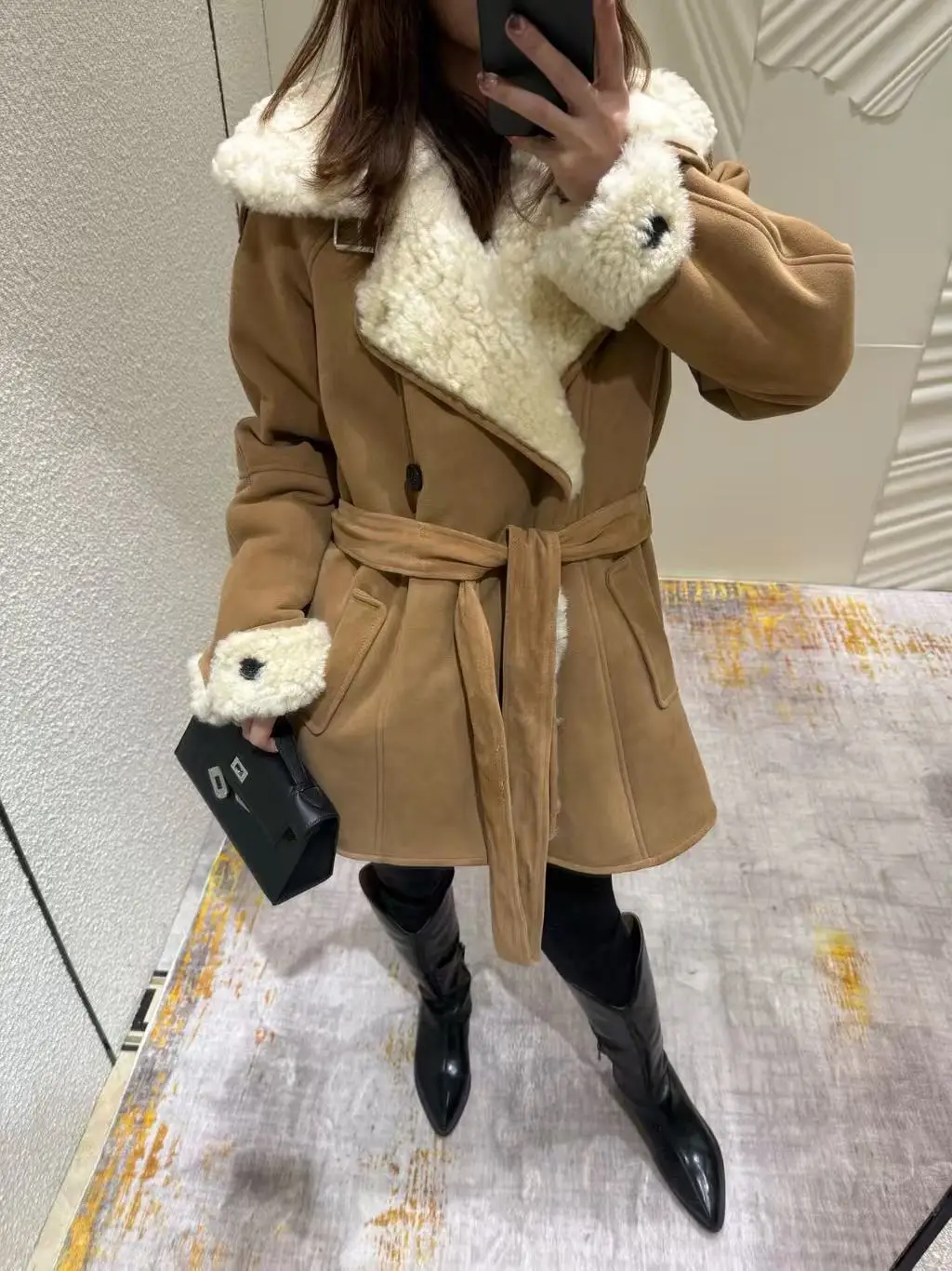 Wintermantel aus Schaffell mit warmem Gürtel für Damen