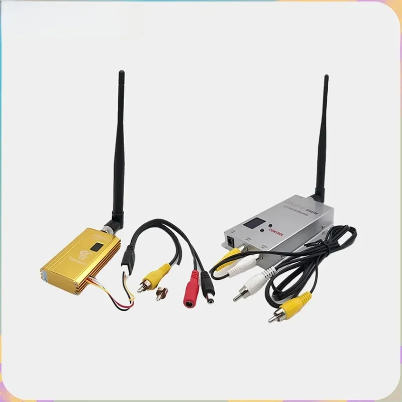 Nieuwe FPV 1.2Ghz 1.5W Draadloze Audio Video Zender Ontvanger Digitale Display 1500mW 8CH Zender 12CH Ontvanger DC 12V Drone - afbeelding 2