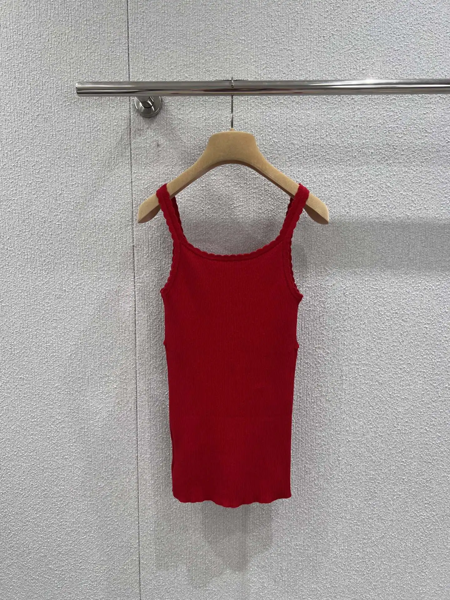 

2026 Summer Women's Scallop Edge Ribbed Knit Camisole Slim Fit Sleeveless Base Layer Top ZX18593