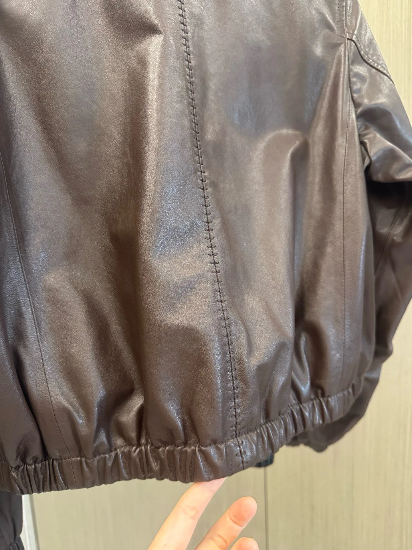 Elegante, lässige Herbst-Damen-Lederjacke mit Reißverschluss