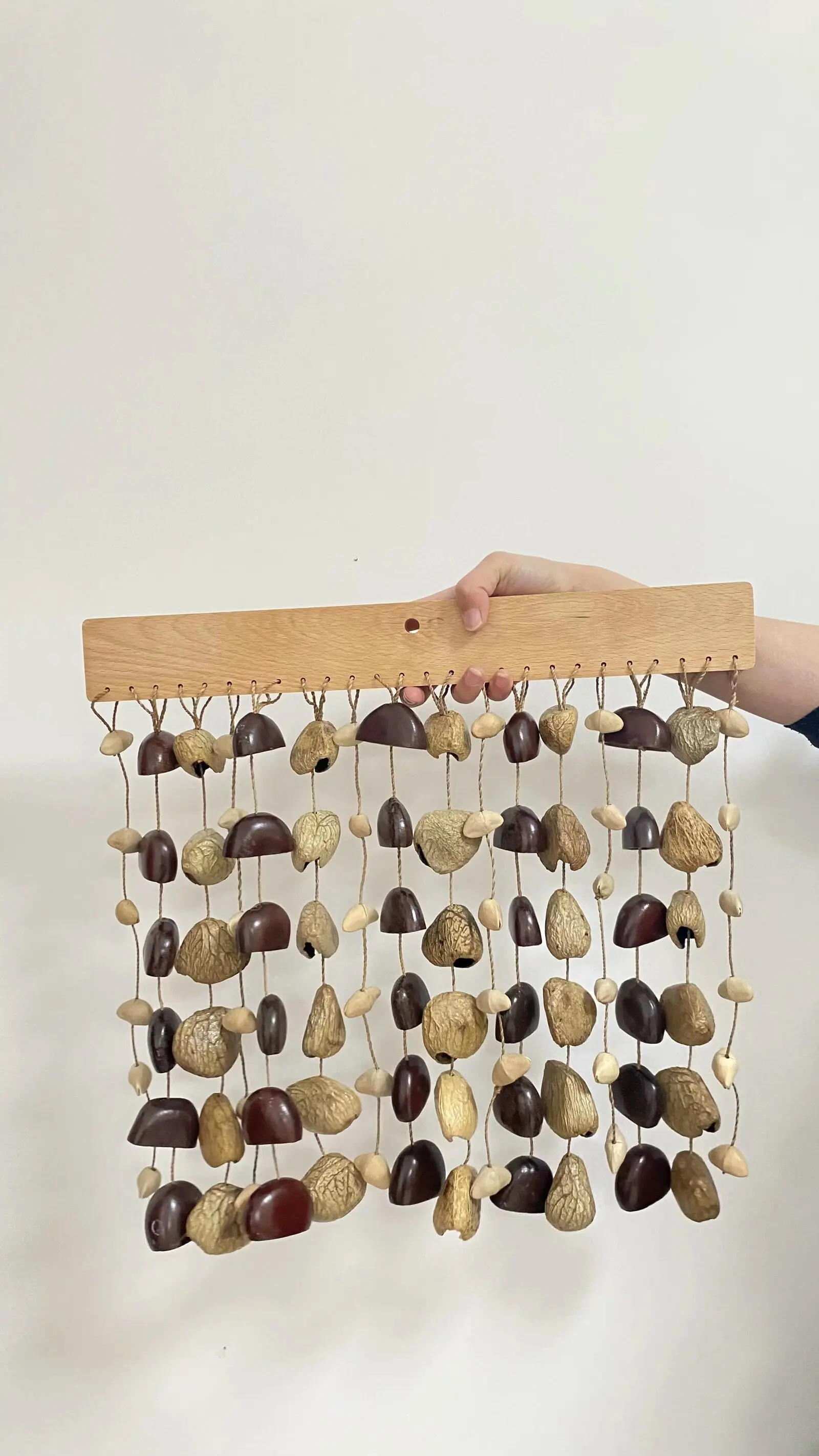 Ветряной колокольчик из натуральных фруктовых скорлупок Panji Juju Kenari Seed Chime с мягким лесным белым шумом для медитации и звукотерапии (без подставки)