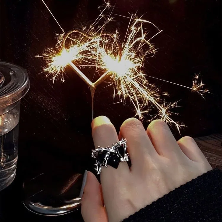 Dark Thorns Heart Ring Punk Hip Hop Gothic Lovers Heart Ring Fashion Street Men and Women Jewelry Gifts