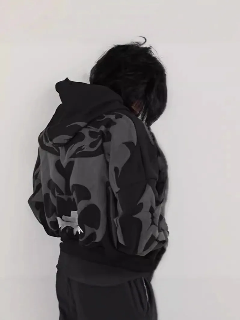 เสื้อฮู้ดสตรีทสไตล์ใหม่ที่ไม่ซ้ำใคร พร้อมเสื้อคลุมคาร์ดิแกนสไตล์ดาร์กและหมวกที่มีลายพิมพ์โฟมรูปแบบซิป