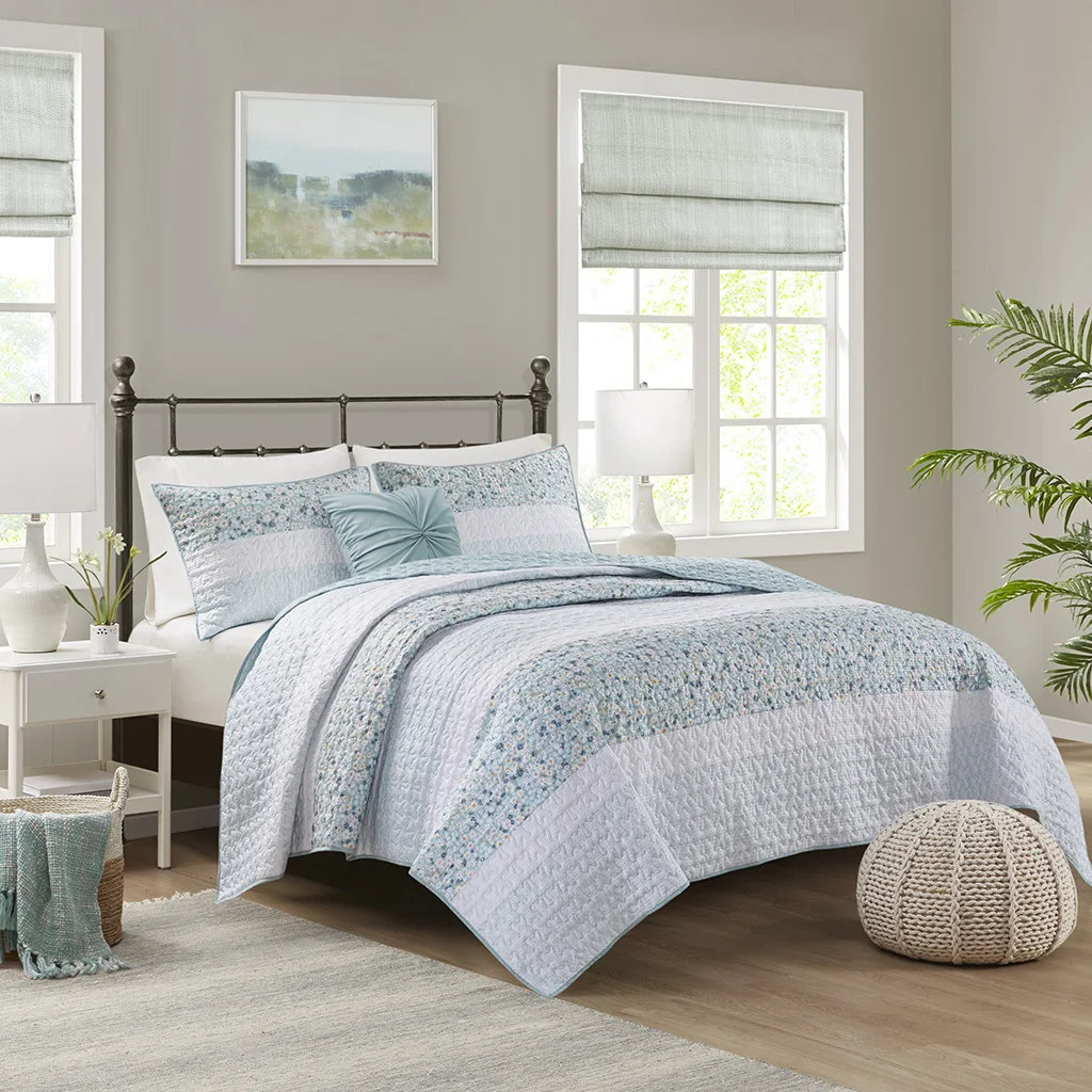 

King/Cal King 4 Piece Seersucker Quilt Set with Throw Pillow (Aqua + Polyester)"