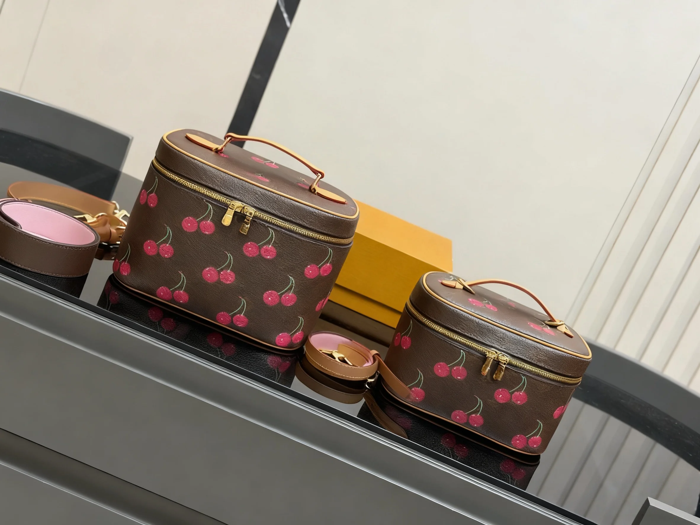 

2025 Новый РАЗМЕР: 18X10X13 или 24x14x17CM Модные универсальные сумки из кожи вишни Портативные можно носить на плече без коробок