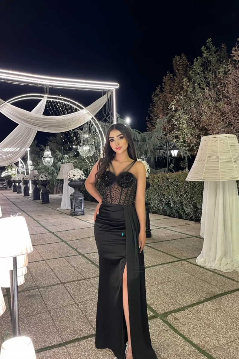 Jessica Sheer Lace Embroidery Evening Dresses Black Imitation Silk Satin Prom Dresses Side Fork Formal Occasions Party Dresses