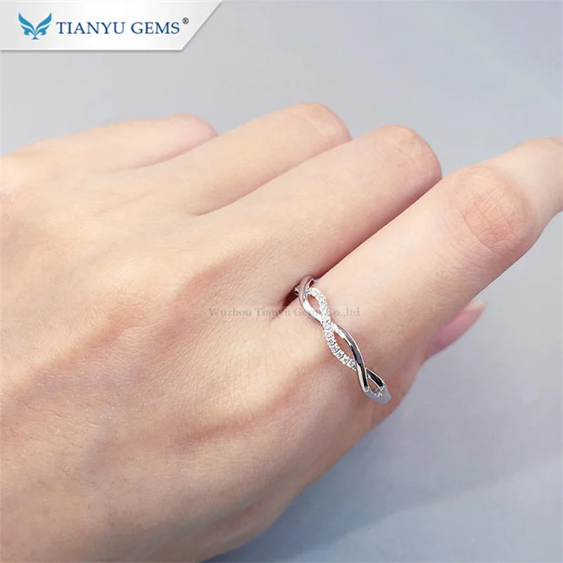 Tianyu Gems 0.9mm DEF VVS Round Cut Moissanite Diamonds Wedding Band 10k/14k/18k White Gold Twist Gemstone Rings Fine Jewelry