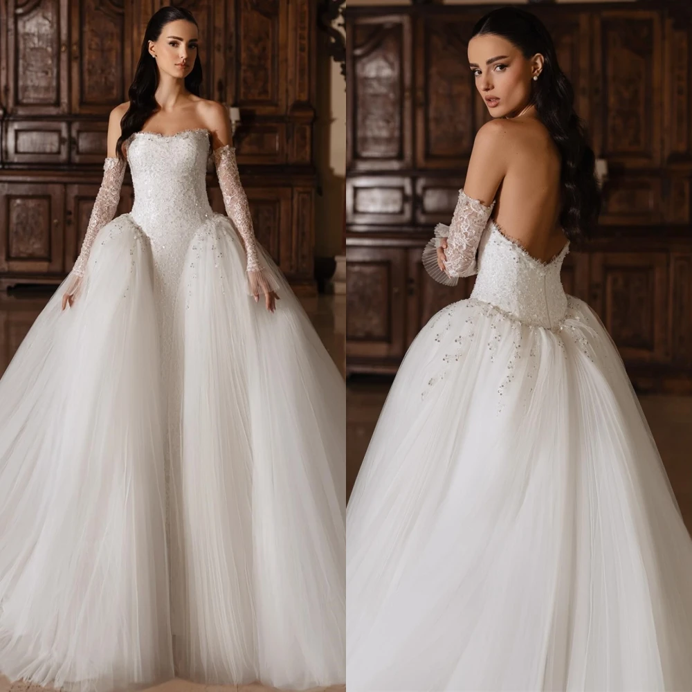 Maßgeschneidertes klassisches weißes Organza-Hochzeitskleid, formelles, trägerloses, ärmelloses Brautkleid, zartes A-Linien-Abschlussballkleid mit Kapellenschleppe