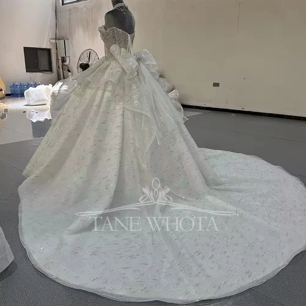 ชุดแต่งงาน Robe De Marie แบบเปิดไหล่ประดับพู่ห้อย แต่งลูกปัดคริสตัลทรงบอลกาวน์ ผ้าลูกไม้หรูหรา