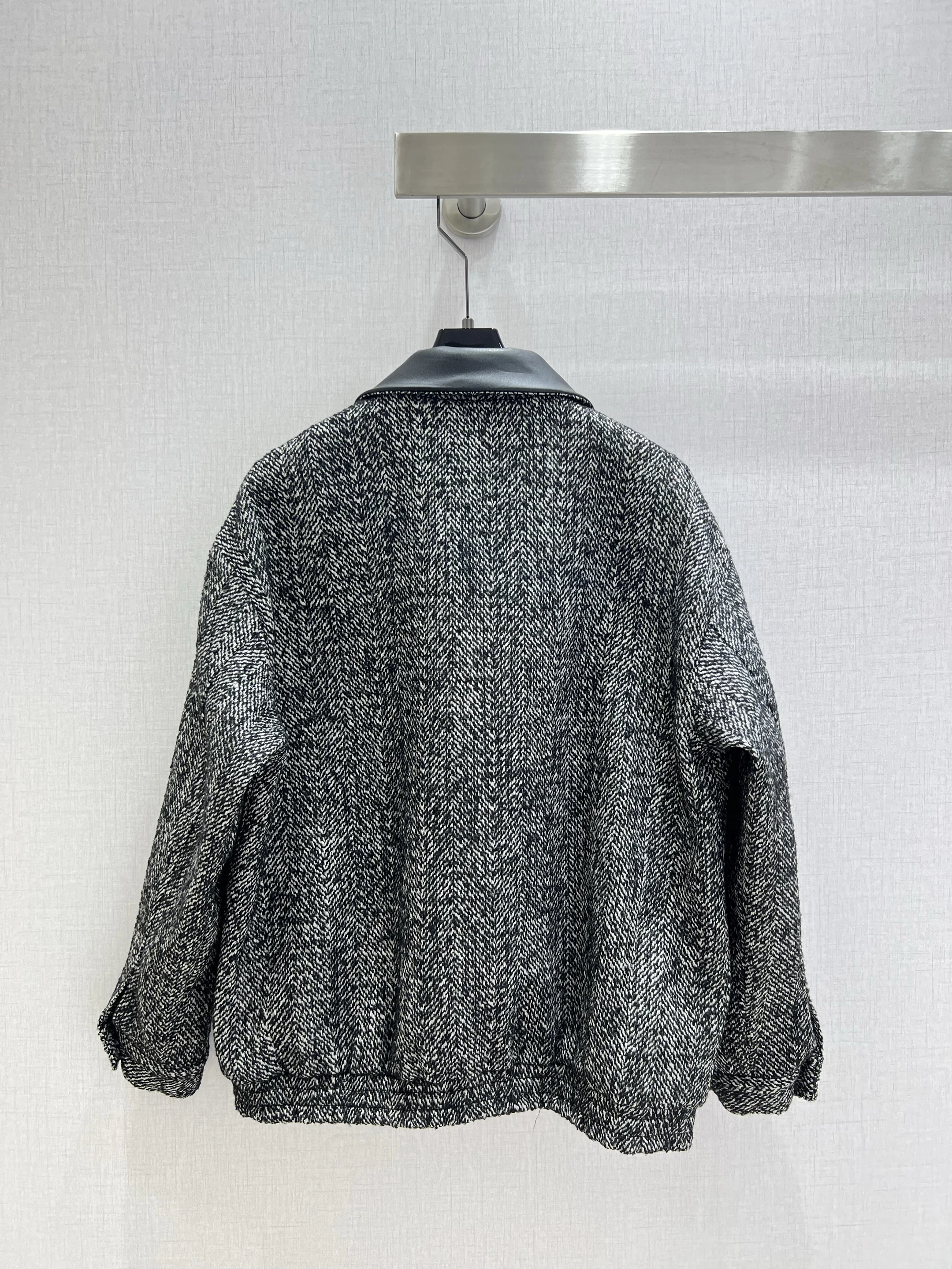 ملابس نسائية جديدة لخريف وشتاء 2025 سترة Kpop مصنوعة حسب الطلب من القماش المستورد هش وأنيقة وطية صدر السترة منسوجة بأكمام طويلة