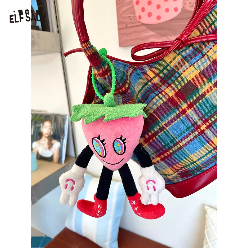 ELFSACK 2025 Herbst Neue Ankunft Nette Große Augen Erdbeere Plüsch Dekor Tasche Charme Schlüsselbund Für Frau