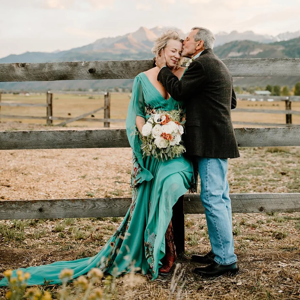 Abito da sposa colorato taglie forti Woodland Garden con ritaglio ricamato senza schienale maniche lunghe svasate divise Abiti da sposa personalizzati
