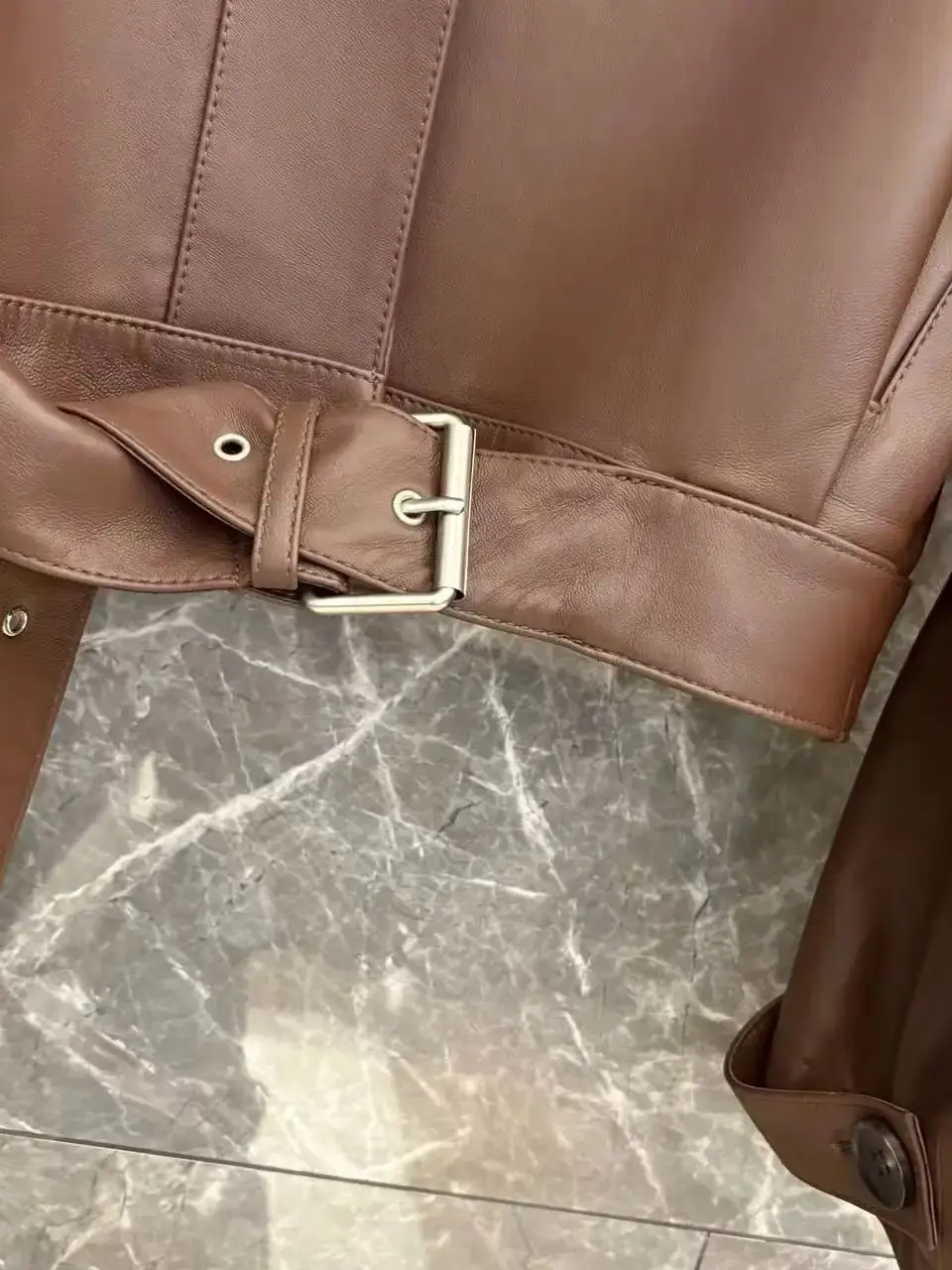 เสื้อแจ็คเก็ตหนังแท้คอตั้งสไตล์ลำลองสำหรับผู้หญิง พร้อมเข็มขัด