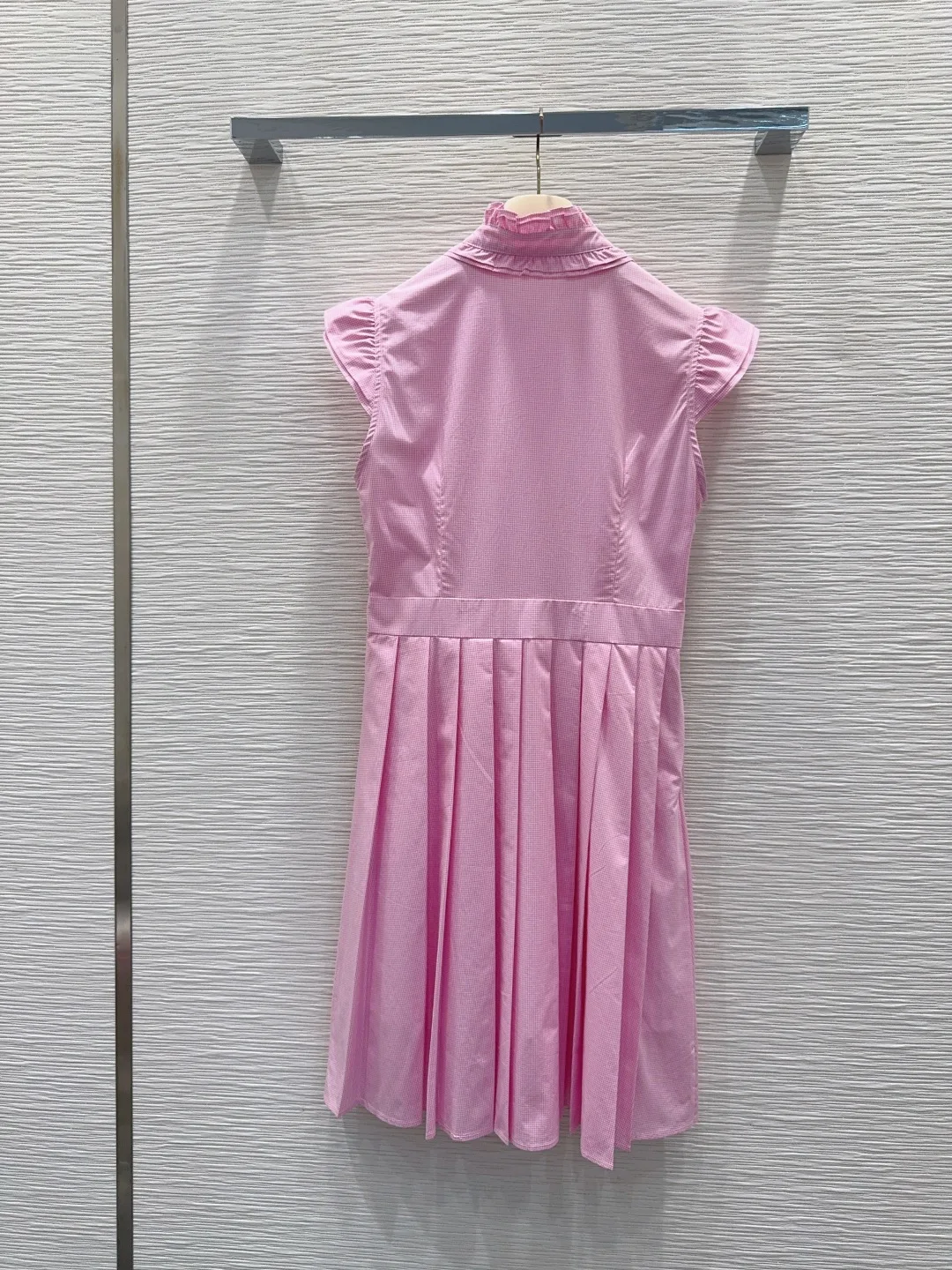 

2026 Spring/Summer New Arrival: Hepburn-Style Solid-Color Waist-Cinching Sleeveless Dress