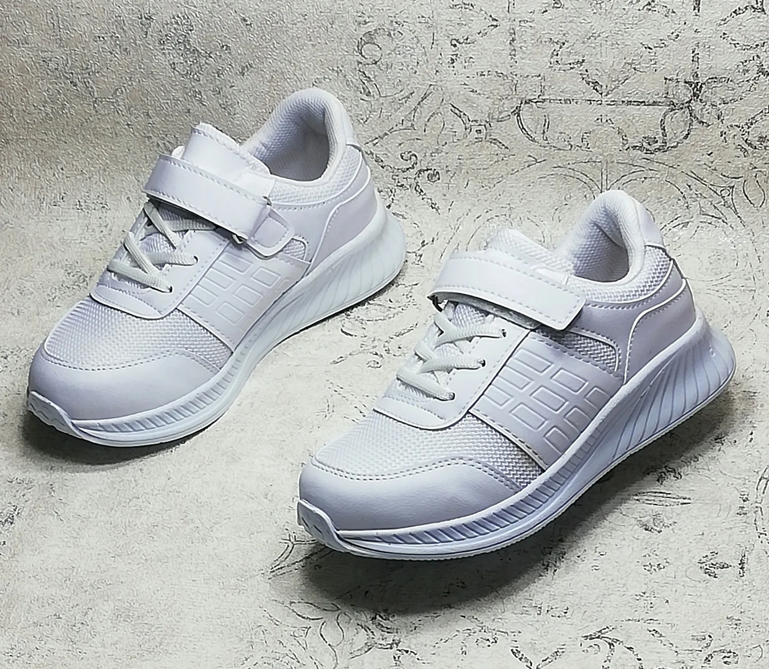 Unisex sneakers for kids. Comfortable sneakers with thick soles. Fashion color white breathable sturdy high quality luxury schoo