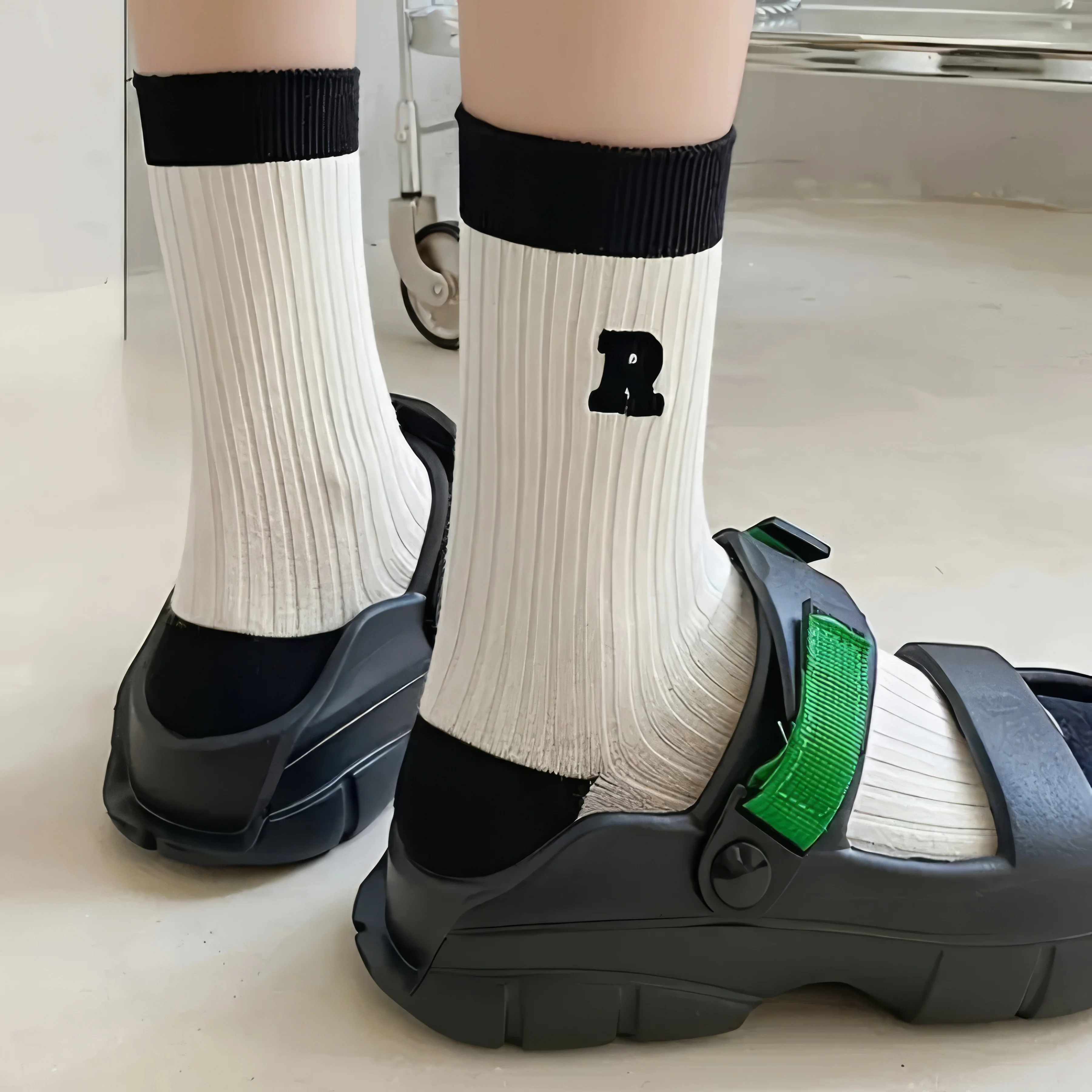 

10 пар разноцветных полосатых носков, мужских и женских носков средней длины, персонализированных букв, подходит для повседневного ношения