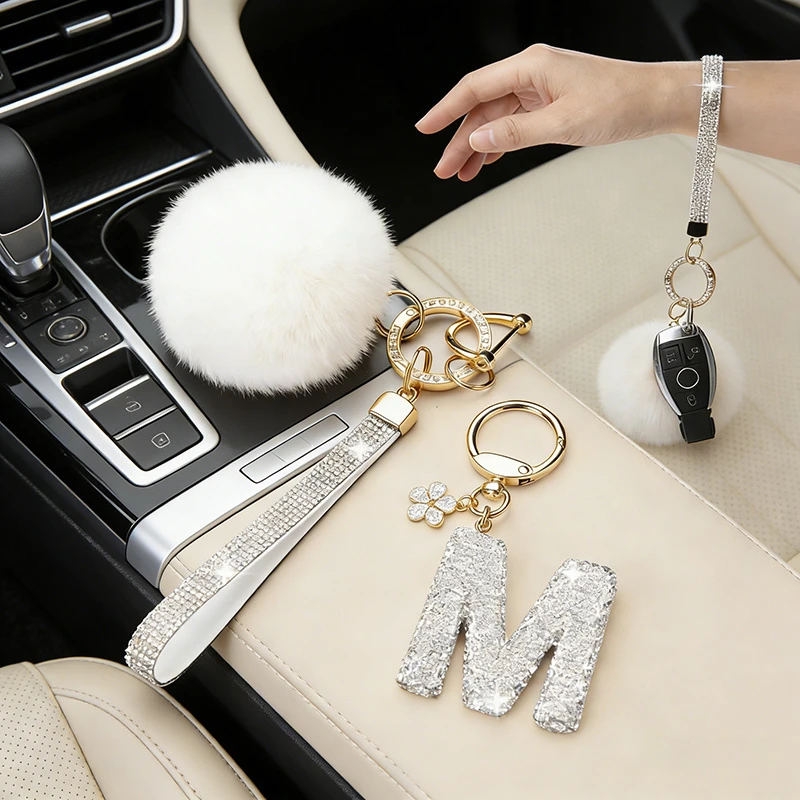 1 Stück Glänzender Strass-Buchstaben-Schlüsselanhänger, Diamant-Armband, Weißer Fellball, Auto-Schlüsselring, Charm, D-Ring-Schnalle, Taschen-Deko, Schmuckgeschenk