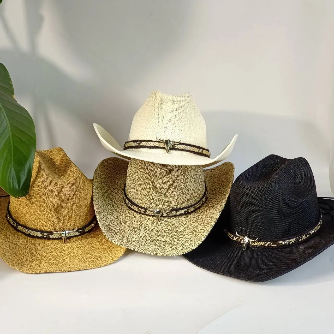 

Hand-woven cowboy hat with bull head accessories unisex suitable for outdoor sun protection and horseback riding sombreros vaque