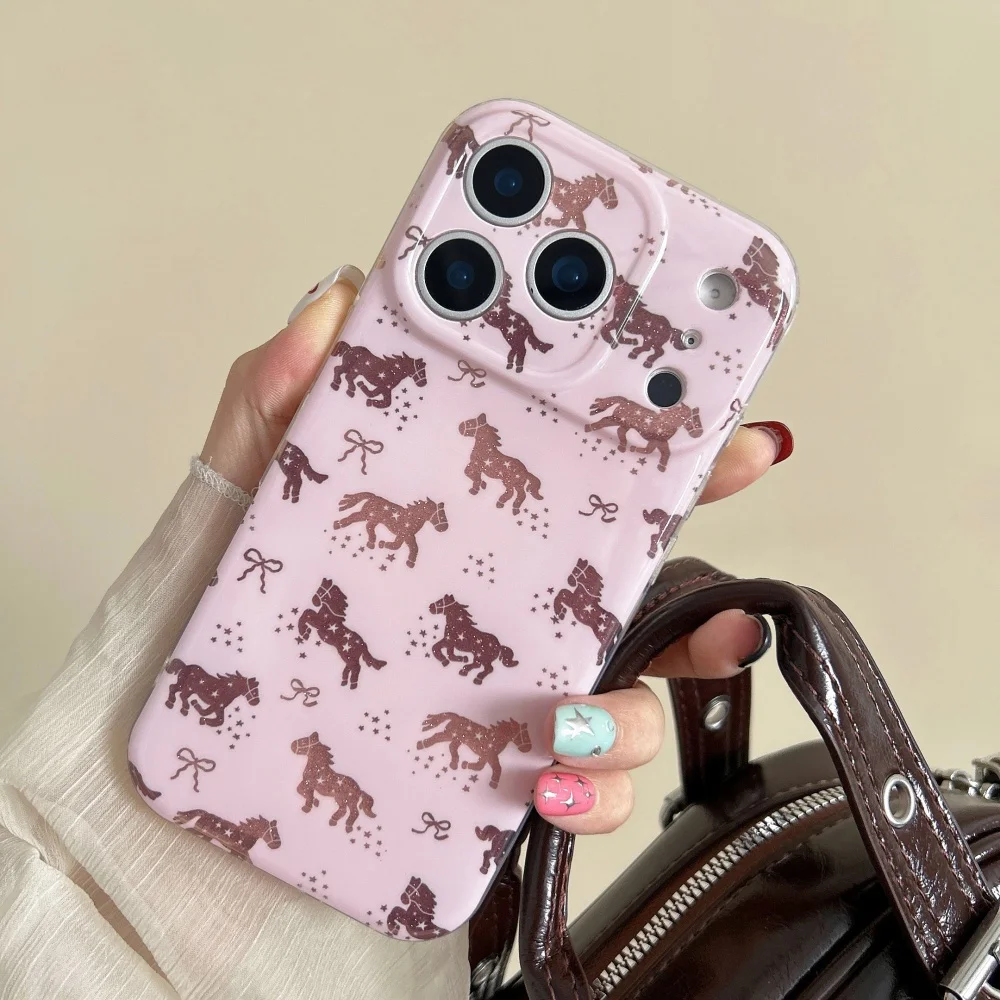 Casing ponsel gaya kuda poni lucu berwarna merah muda yang berkilau, cocok untuk iPhone 15 14 16 17 Pro, modis, tahan benturan, dan anti jatuh.