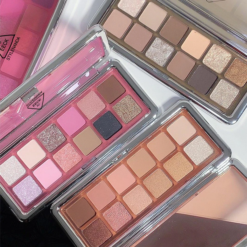 Paleta de sombras de 12 cores com acabamento brilhante e fosco. Blocos de cores intercambiáveis para efeitos dramáticos