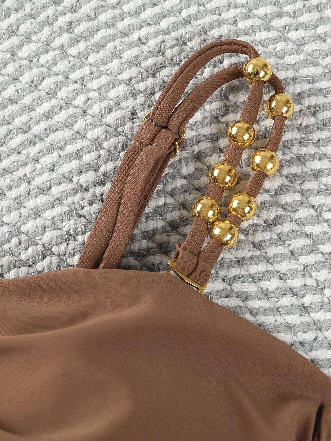 بدلة سباحة عصرية من قطعة واحدة بفتحة كتلة الألوان: جلد مكشوف مثير، ديكور بإبزيم معدني، عرض نمط الشاطئ الطليعي