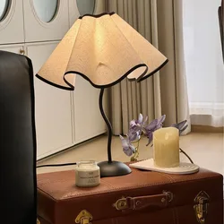 Italian Petal Table Lamp Vintage Wiggle Lamp Retro Bedside Light Nordic Style Hotel Decor Table Lamp Villa Night Light Coffee