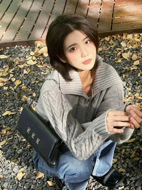 A grey twisted zipper sweater jacket for women's autumn and winter, with a thick design sense and a laid-back style