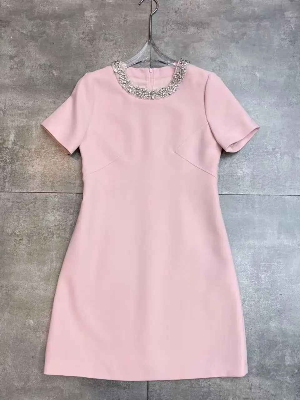 

Элегантное благородное платье из шелка и хлопка с изысканными декоративными элементами из страз и бисера.