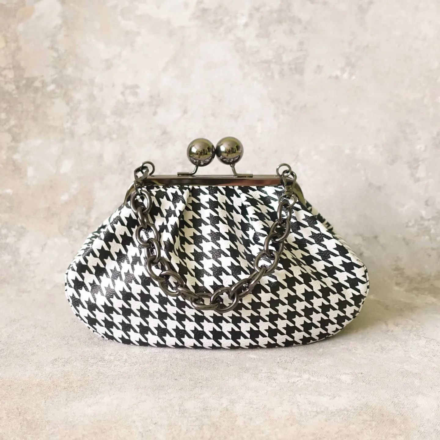 Lost in Vintage Thousand Purses Artficial Leather 25x18x8cm Big Ball Kisslock Bags Fluffy Frame Purse Metal Frame Evening Clutch