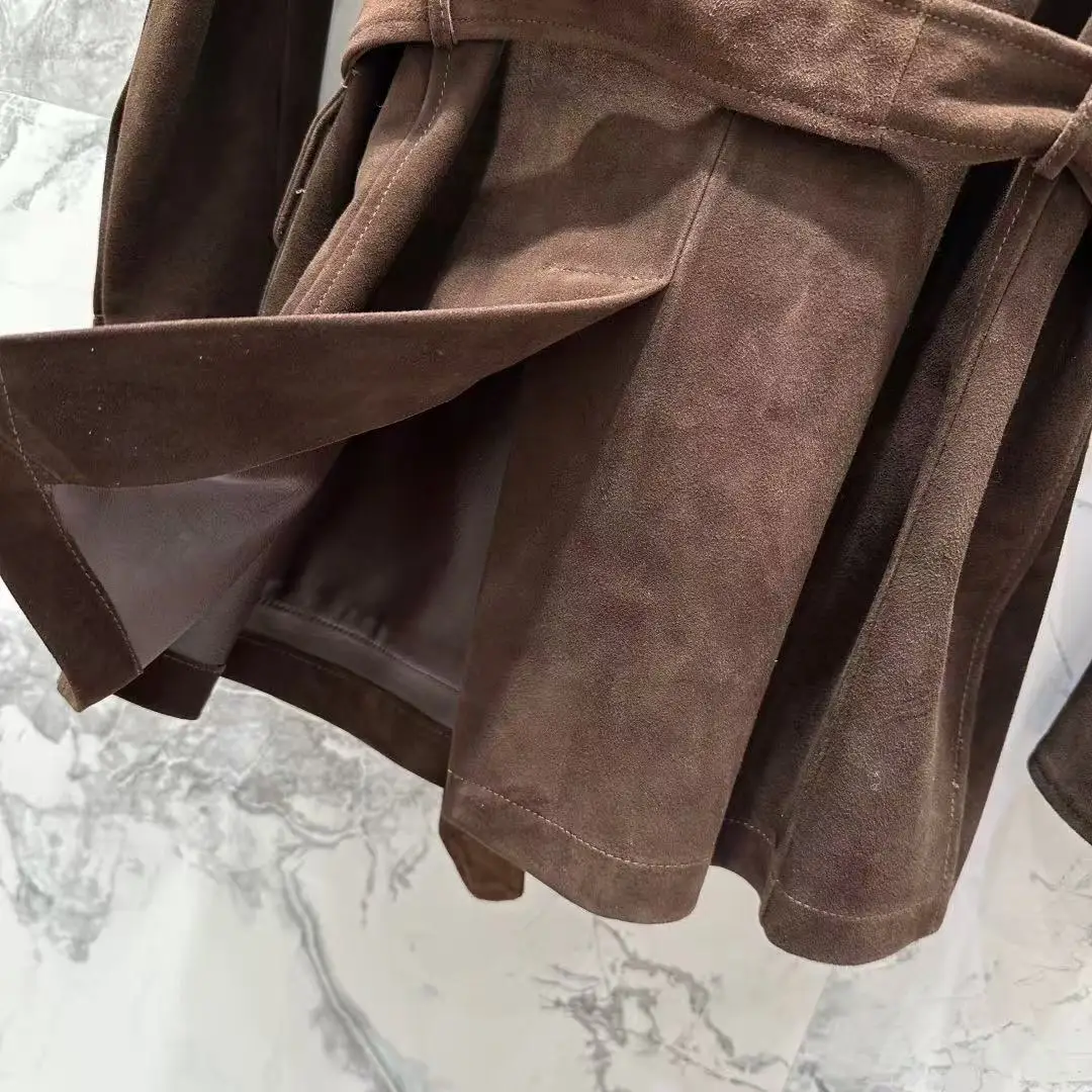 Chaqueta clásica de ante de piel de alta calidad con fajín.