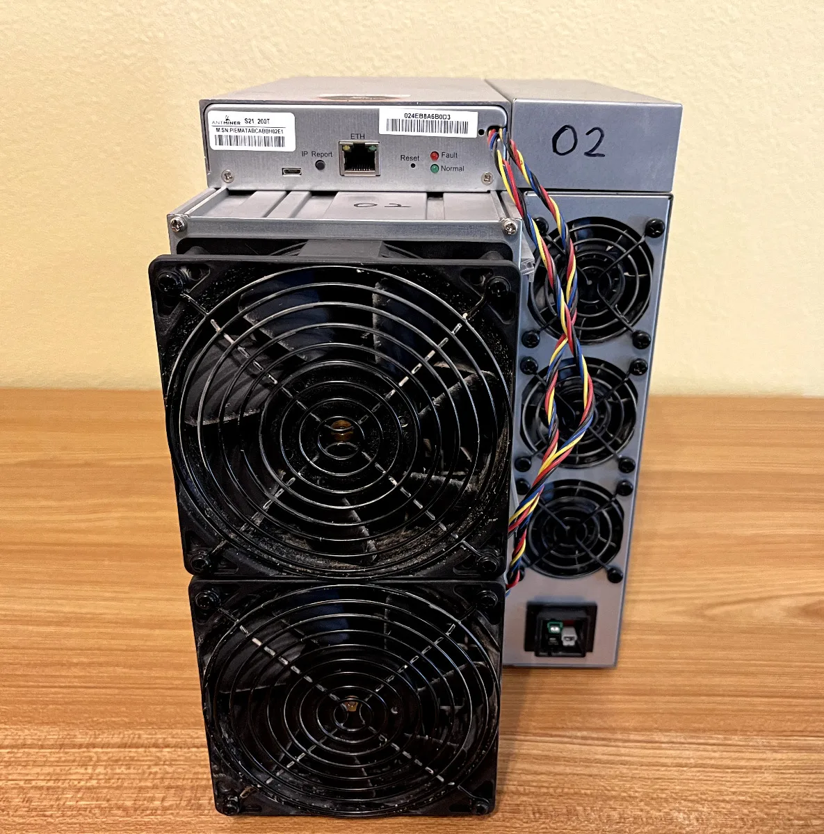 اشترِ 2 واحصل على 1 مجانًا من Bitmain Antminer S21 BTC Miner متوفر في المخزون