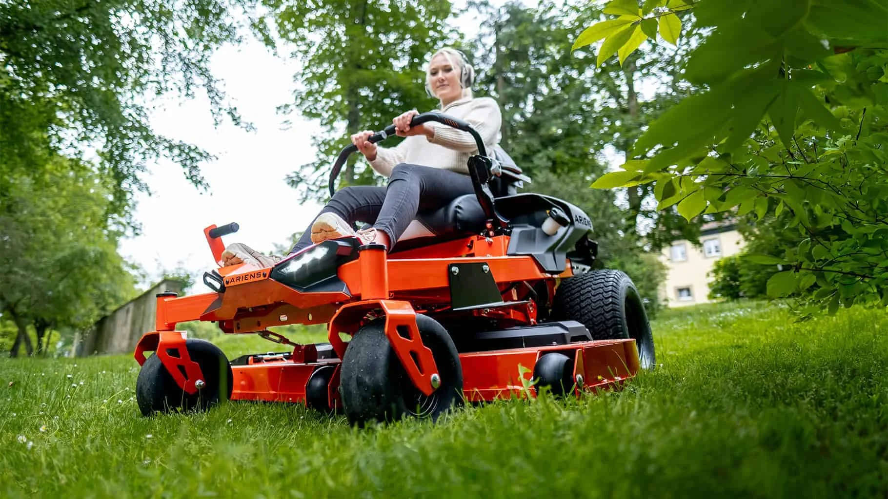 DISCOUNT SALE ON Customized heavy-duty zero turn riding lawn mower suitable for commercial and DIY lawn care