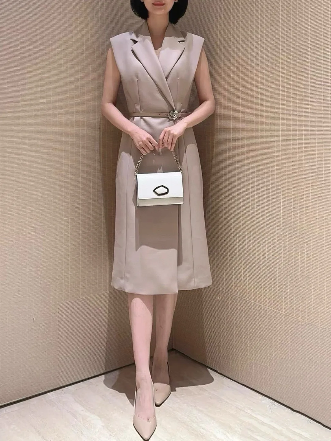 سيدة الأعمال الأنيقة فستان من الصوف أوائل الخريف مع حزام #1