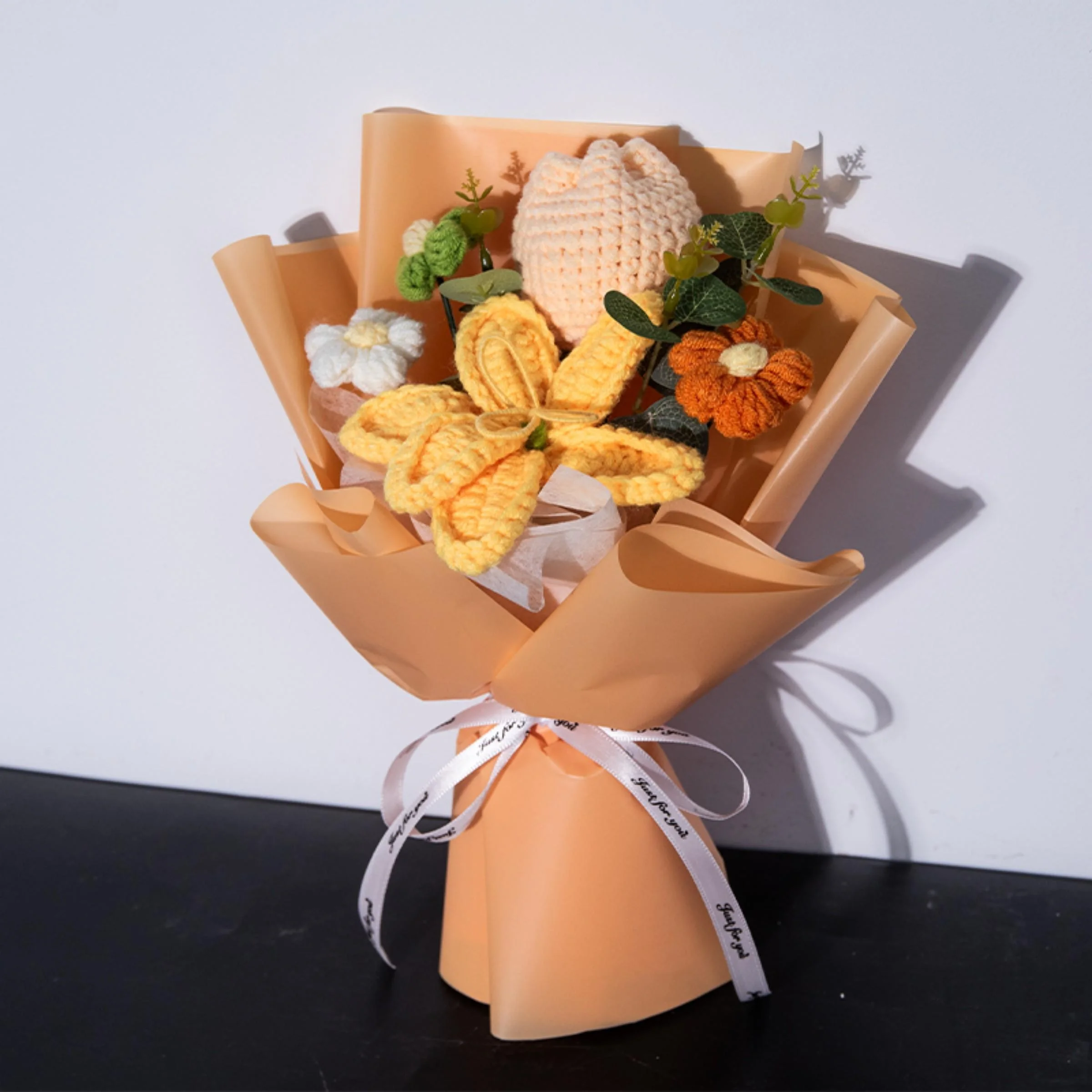 Handgefertigter Häkel-Lilien- und Tulpen-Blumenstrauß, Niedliches Künstliches Blumenarrangement, Ideales Geburtstagsgeschenk, Abschlussgeschenk – Detail 5