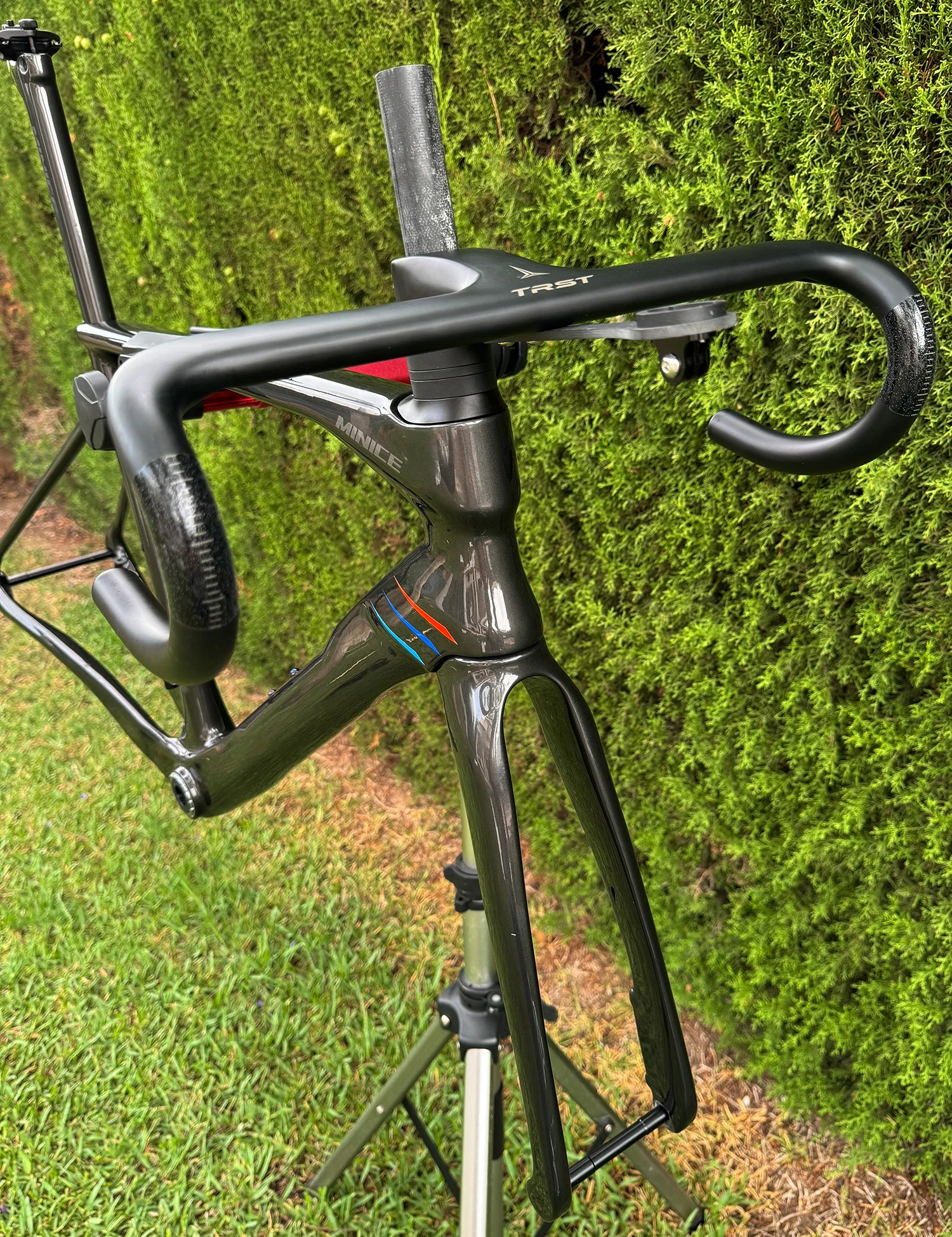 Minice Aerodynamischer EPS-geformter Carbonrahmen mit Scheibenbremse, max. 700*32C, AERO Rennrad-Rahmenset, BSA, vollständig interne Kabelführung, Lenker, DI2, mechanisch – Detail 31