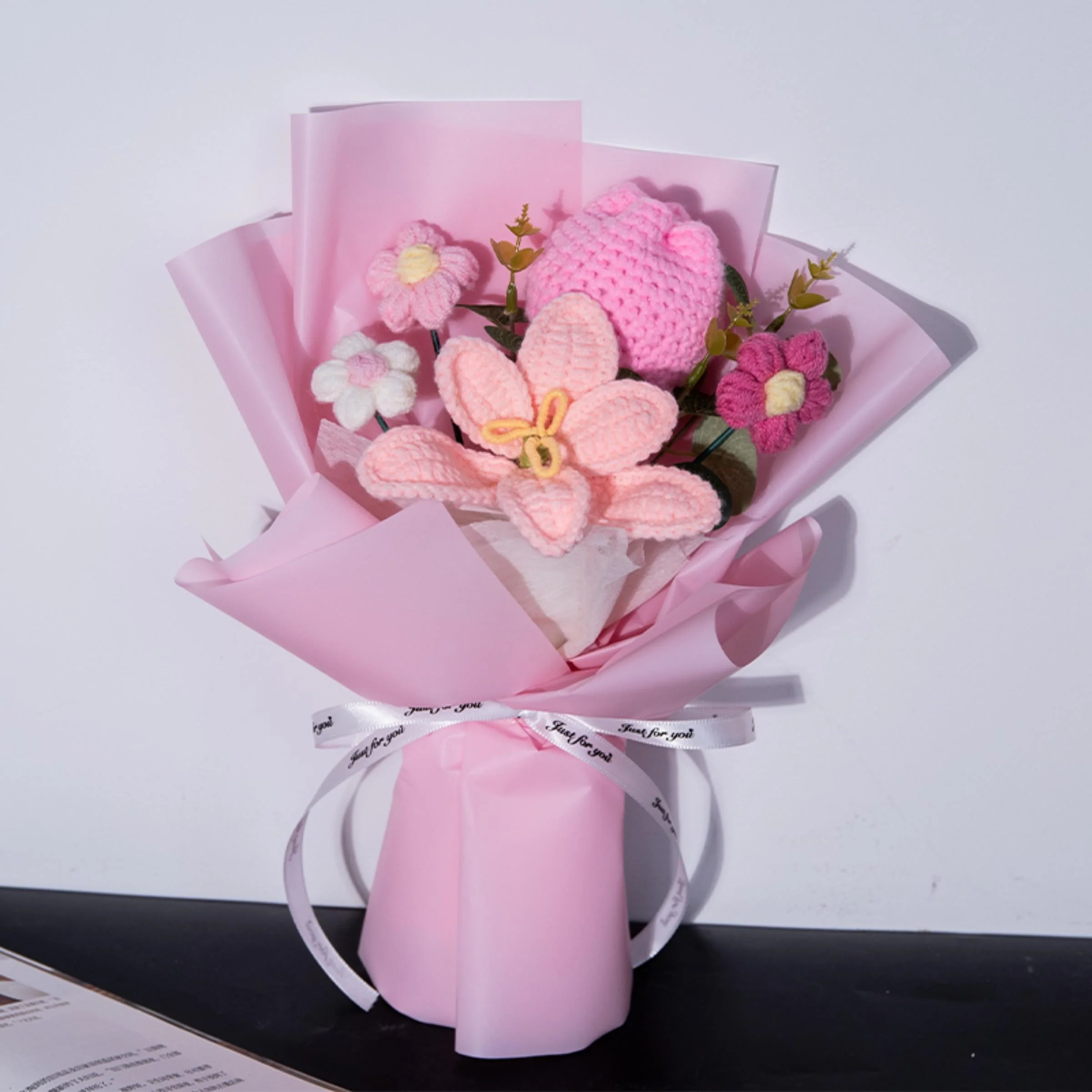 Handgefertigter Häkel-Lilien- und Tulpen-Blumenstrauß, Niedliches Künstliches Blumenarrangement, Ideales Geburtstagsgeschenk, Abschlussgeschenk – Detail 3