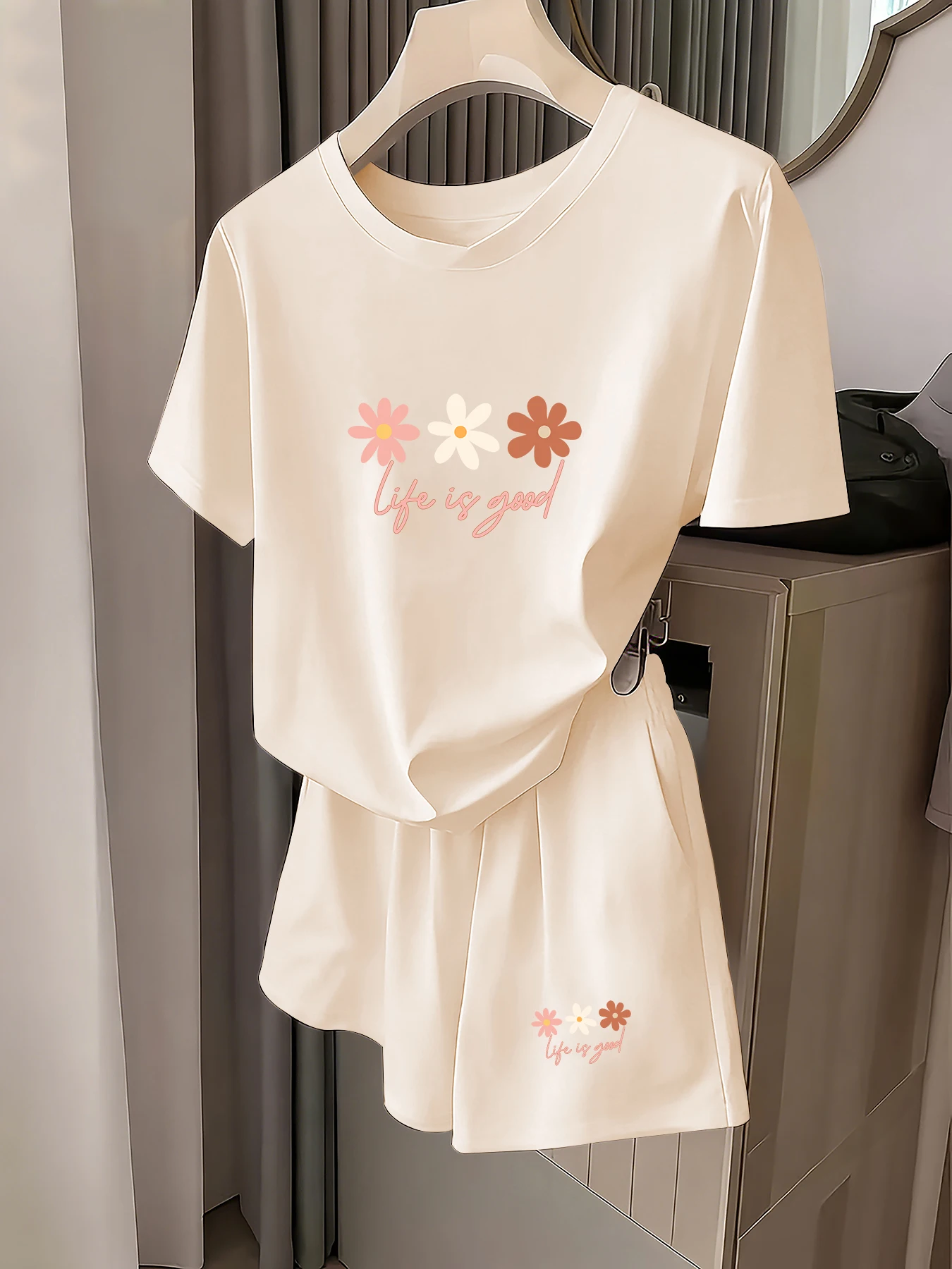 

Summer Casual Sports Suit Life Is Good Floral Print Short-Sleeved Shirt + Shorts Fresh and Age-Reducing Daily Wear Two-Piece Set