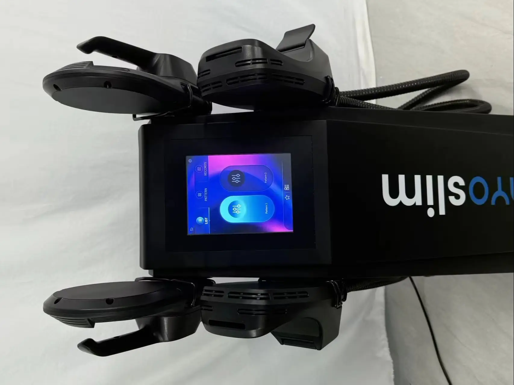 

Миостимулятор MYOslim Hi emt для электромагнитной стимуляции мышц, коррекции фигуры, подтяжки ягодиц, уменьшения жира и снижения веса с использованием радиочастотной технологией.