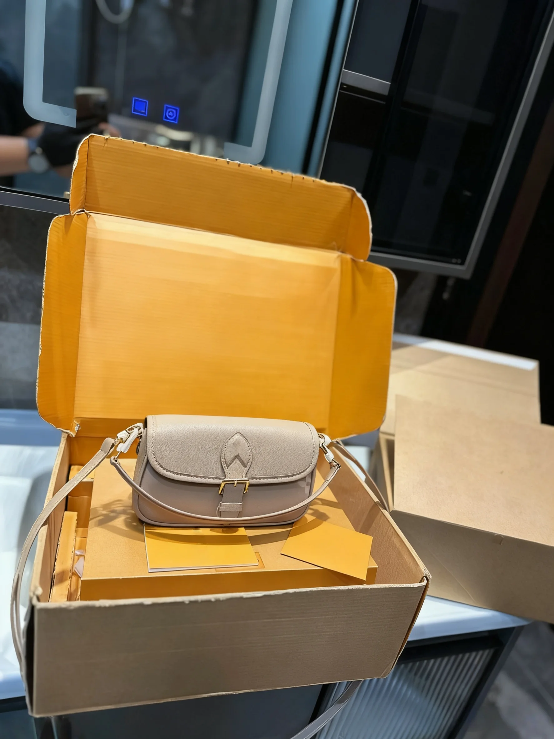 

2025 New SIZE: 18x12 CM Fashionable Versatile bags leather cherry Portable can be carried on the shoulder no boxes