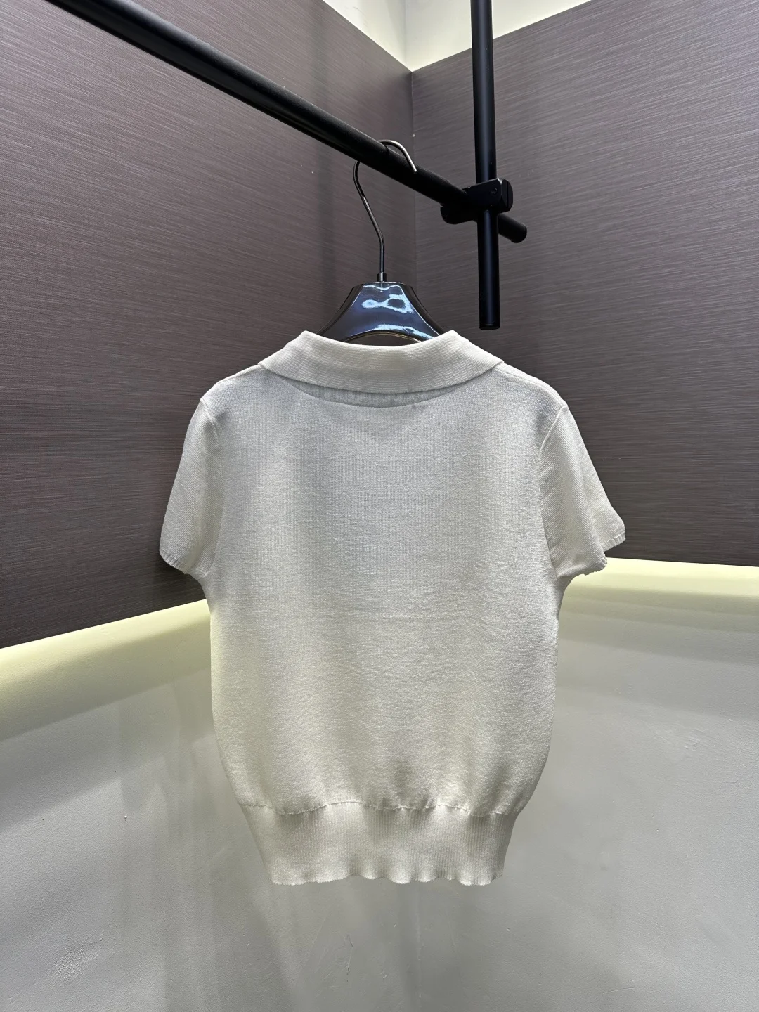 

Новинка 2026 года: Женский трикотажный топ с коротким рукавом и контрастными вставками ZX18542