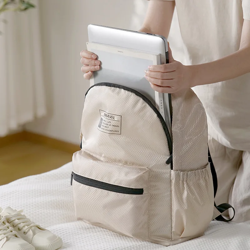 mochila-de-poliester-de-estilo-simples-nao-tem-uma-grande-capacidade-para-segurar-roupas-de-viagem-e-itens-diarios-mas-tambem-tem-um-facil-de-dobrar-embutido-seguindo-as-passos-dobraveis-dobraveis-por-meio-os-tecidos-impermeaveis-sao-adequados-para-cenas-ao-ar-livre-e-podem-ser-usados-por-mulheres-para-deslocamento-e-viagens