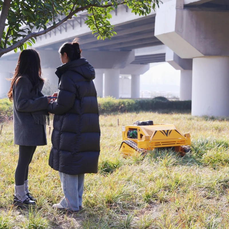 جهاز تحكم عن بعد زاحف صغير منزلي مخصص - ماكينة تشذيب العشب مع عرض قطع 550 مم لتصفيف الفناء