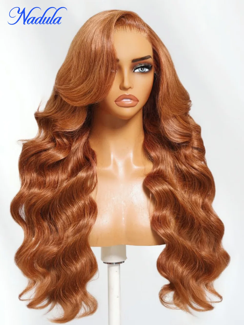 Nadula 13x4 Pre-Everything ™   Wig Lace Frontal Copper Brown dengan Belahan Samping, Gelombang Longgar Bertingkat, Model Feathered, Siap Pakai dengan Tali Serut
