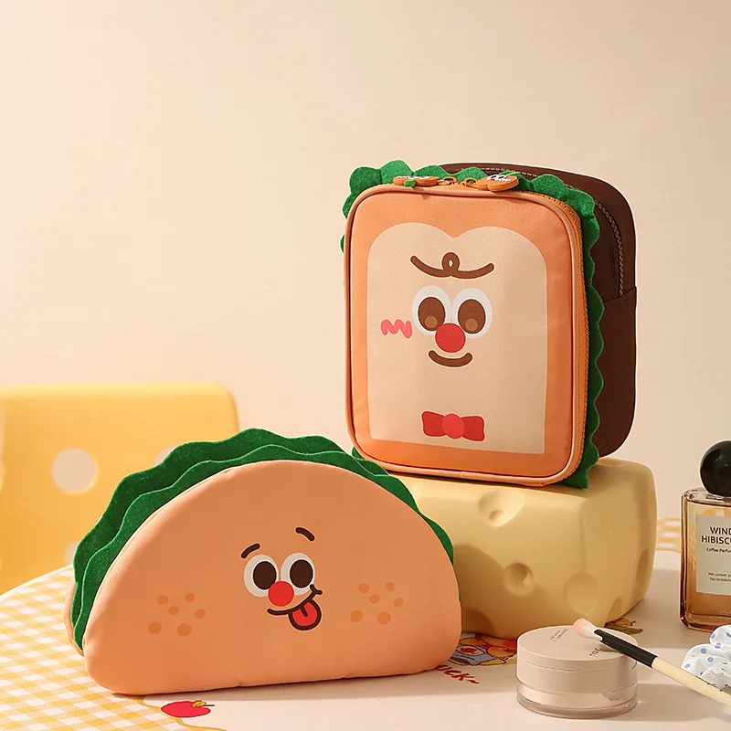 Bolsas de Maquillaje con Forma de Taco y Tostada que Combinan Perfectamente la Bonita Apariencia de Comida con un Almacenamiento Práctico La capa interior tiene un bolsillo de malla y un compartimento para bolígrafos, lo que permite organizar brochas de maquillaje, muestras de productos para el cuidado de la piel, paletas de sombras de ojos y otros productos de belleza, lo que facilita guardar todo el conjunto de maquillaje para viajes cortos. Toda la prenda está hecha de tela suave y elástica, con un tacto suave y agradable, que sirve como una práctica bolsa de almacenamiento y un accesorio divertido, perfecto para niñas que les gustan los estilos lindos.